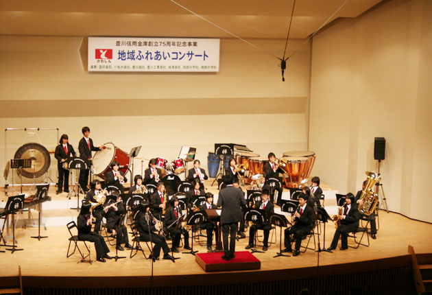 吹奏楽で学生と交流
