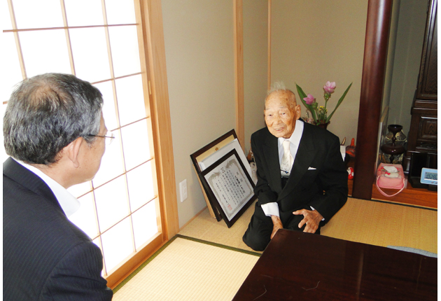 豊橋市長らが長寿者を訪問