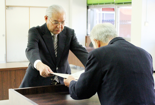 横山氏に当選証書
