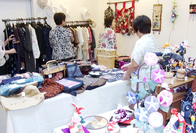 手作り作品会場いっぱい 東日新聞