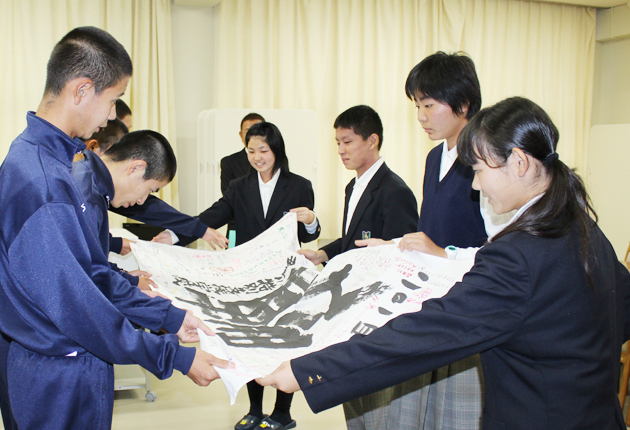 力の源に 駅伝応援旗贈呈 東日新聞