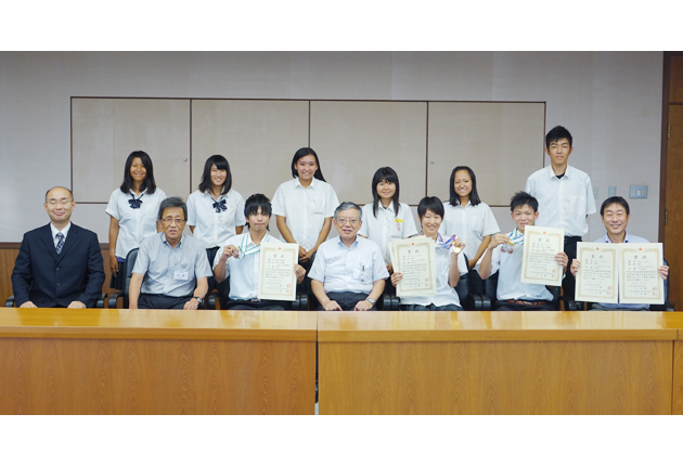 市立豊橋高校選手が佐原市長を表敬 東日新聞