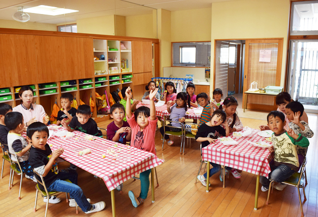 きめ細かな保育で園児ら見守る 東日新聞