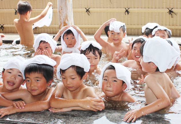 女子小学生　風呂 Adobe Stock