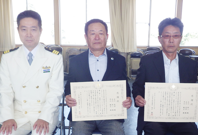 漂流した男性を救う