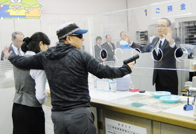 強盗事件想定し対応確認