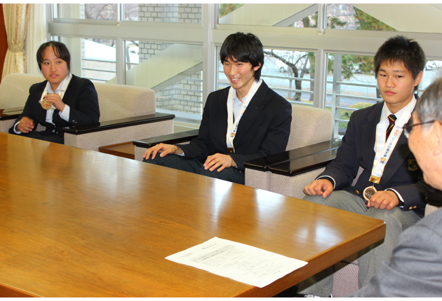 ３選手 力を発揮 東日新聞