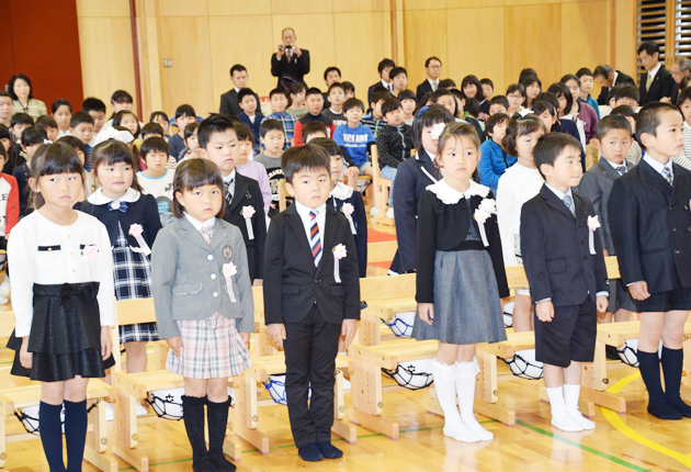 公立小学校で入学式 東日新聞