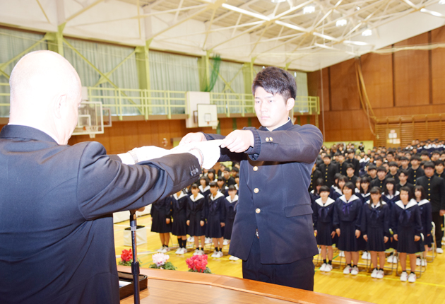 県内の公立高校で卒業式 東日新聞