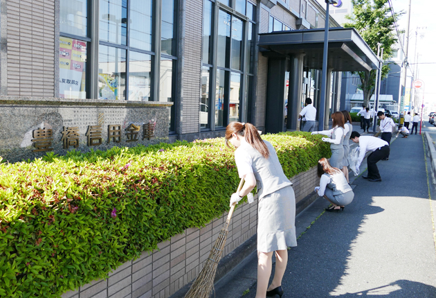 豊橋信金本店で清掃活動 東日新聞 豊橋信金本店で清掃活動 東日新聞
