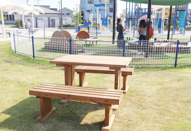 水竹公園にベンチとテーブル設置 東日新聞