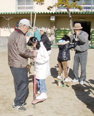 竹馬など昔遊びに心躍る児童 東日新聞