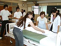豊橋准看護学校でオープンスクール 東日新聞