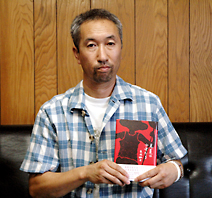 牟呂中の用務員、長坂敏正さんが小説「真夏の少年」を出版