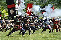 新緑のなか長篠合戦のぼりまつり 東日新聞