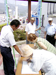 新城市民病院の医師確保へ市議が街頭署名活動